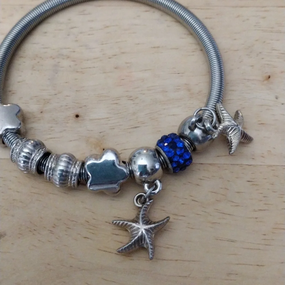 4 Bracelets/1 watch - Picture 3 of 9